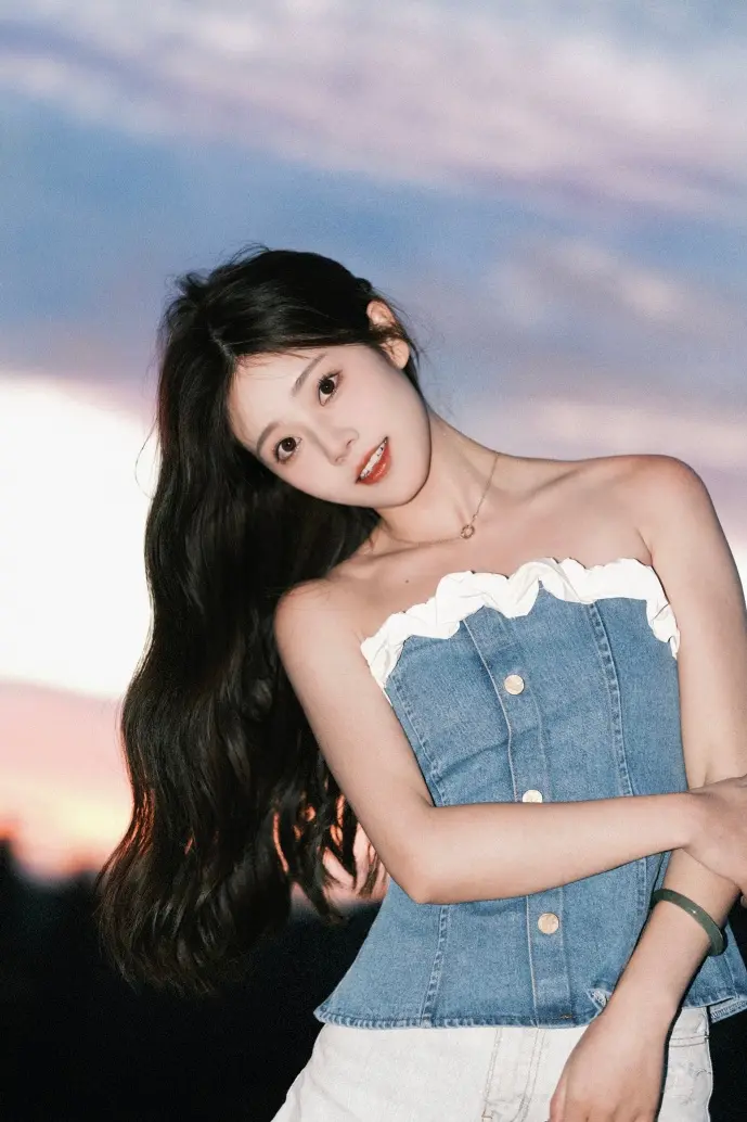 蒙古族青年使用手机场景